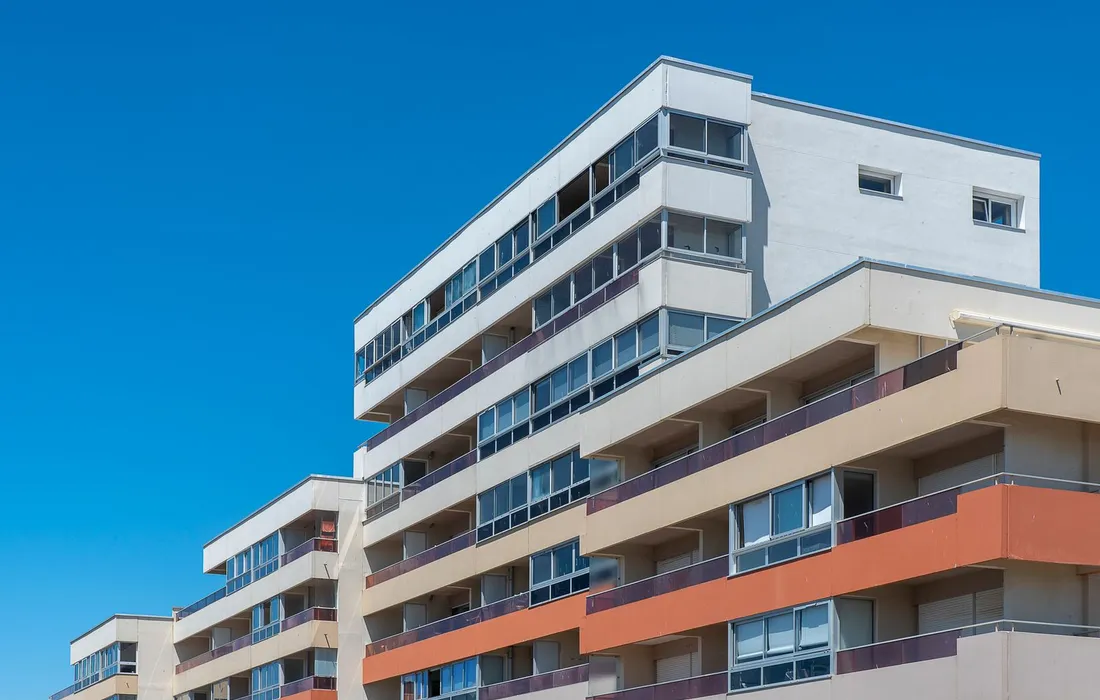Vista exterior de un proyecto habitacional DS19 con áreas verdes y espacios comunes